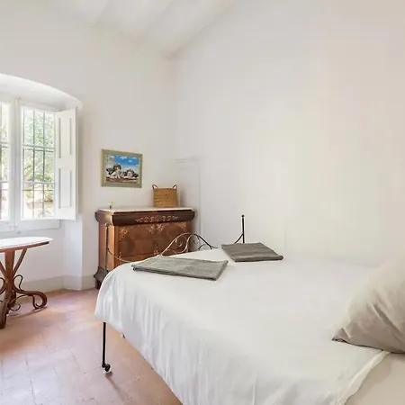 Rovira - Stunning Neoclassical Mansion, Just 20 Min Drive From Barcelona Center, Ideal For Groups And Families