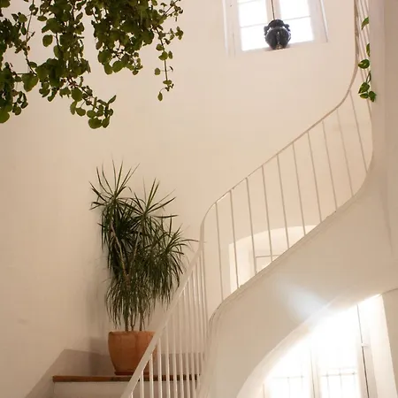 Rovira - Stunning Neoclassical Mansion, Just 20 Min Drive From Barcelona Center, Ideal For Groups And Families 乡村民宿